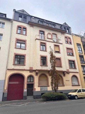 Lichtdurchflutete Altbauwohnung mit Stuck, Tageslichtbad & kleiner Terrasse