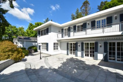 Einzigartige Villa 
mit Panoramablick, 
Poolhaus & großzügiger Architektur 
in Kurparknähe