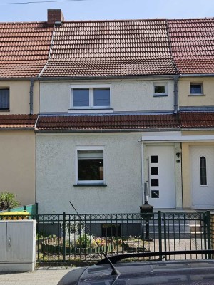 Reihenmittelhaus zum Ausbauen in sehr ruhiger Seitenstraße