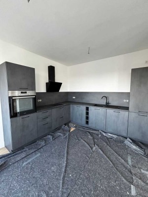 Erstbezug und Einbauküche: Exklusive 2,5-Raum-Penthouse-Wohnung mit geh. Innenausstattungattung