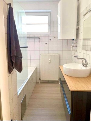 Helle, teilmöblierte Eigentumswohnung mit sonnigem Balkon und Tiefgaragenparkplatz.