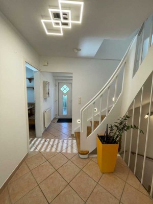 Schöne, gut geschnittene Doppelhaushälfte mit Garten - umfassend renoviert - in schöner Wohngegend