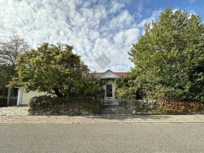 Exklusiver Bungalow in naturnaher Traumlage, großer Garten – teilsanierungsbed.!