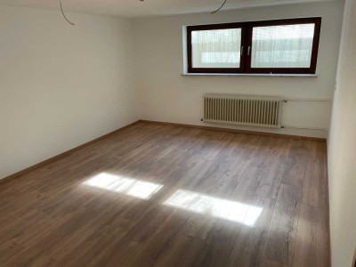 Großes, teilrenoviertes, ruhig gelegenes Einfamilienhaus