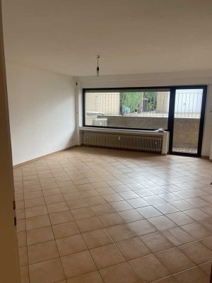 Ansprechende 2-Zimmer-Souterrain-Wohnung mit gehobener Innenausstattung mit Balkon in Korschenbroich