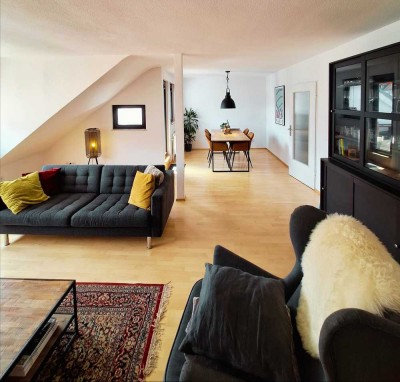 Exklusive 2-Raum-DG-Wohnung mit gehobener Innenausstattung mit EBK in Frankfurt am Main