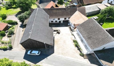 Dreiseitenhof, ehemalige Pferdezucht mit neun Boxen und gr. Scheune/Heuböden, Wohnhaus/Doppel-Garage