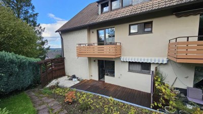 Elegante Erdgeschosswohnung mit Terrasse, Gartenblick, Balkon und zwei Bädern mit Fenster.