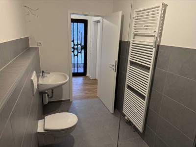 Kernsanierte Wohnung mit Sonnenterrasse und eigenem Gartenhaus