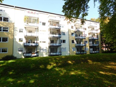 Schöne Wohnung mit Tapeten und Böden für eine nette Familie! Toller Balkon inklusive!