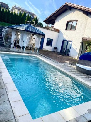 Charmantes, ruhig gelegenes, großzügiges Einfamilienhaus mit tollem Garten sowie Pool am Waldrand