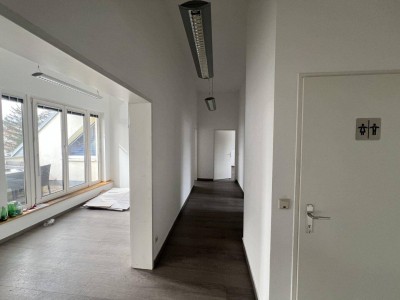 Dachgeschoß-NEUBAU-Wohnung mit 3 Zimmern! Inkl. 2 Kfz-Stellplätzen!