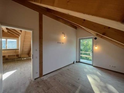 Lichtdurchflutete 2-Zi, DG WHG, Holz-Sichtdachstuhl, Balkon, Keller Nr. 14 4b