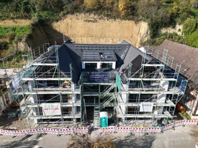 Neubau im Dachgeschoß mit Weitblick auf die verschneiten Berge Kandel / Schauinsland und Belchen