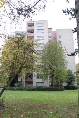 Großzügig geschnittene 2-Zimmer-Wohnung mit Ausblick sucht neue Mieter! Mit Balkon, TGL-Bad und neue