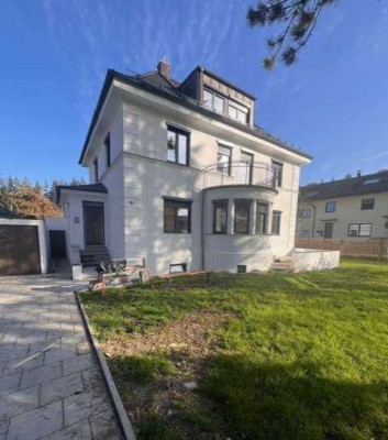 EXKLUSIVE Traumvilla vor den Toren Münchens ! Aufwändig KERNSANIERT und zur sofortigen Nutzung