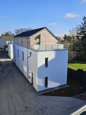 Individuelle Architektur - Neubau-Stadthaus mit pflegeleichtem Garten!