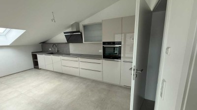 Erstbezug! Exklusive Neubau 2-Raum-Penthouse Wohnung mit luxuriöser Innenausstattung, Balkon und EBK