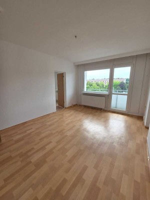 gut geschnittene 4-Raum-Wohnung mit zwei Balkonen und Wannenbad