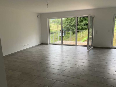 Toll ausgestattete 3-Zimmer-Wohnung am Hang mit Südbalkon und "Blick ins Grüne"