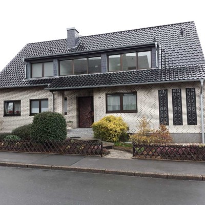 Helle gepfl. NR-Wohnung 1. OG im ruh. 2-Fh. m. sep. Eingang, off. Kamin, Keller, GWC, Garage o. Blk.