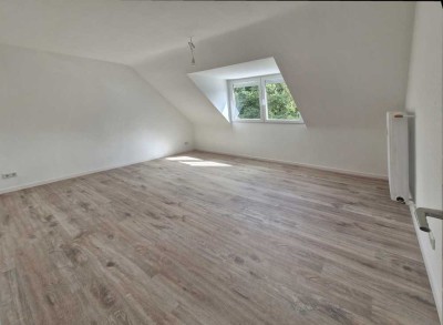 Komplett sanierte Dachgeschoss-Wohnung am Schönwasserpark in Krefeld-Oppum