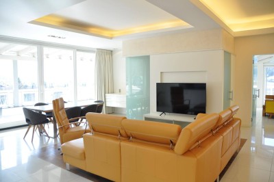 AUSSERGEWÖHNLICH schöne PENTHOUSE WOHNUNG IN BESTLAGE von Bad Hofgastein. Mitten im Zentrum und direkt am Kurpark gelegen. Grosse Südterrasse, Westbalkon, Sauna, Doppelgarage