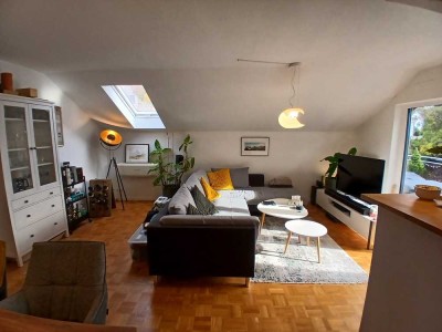 Moderne, helle  2,5-Zimmer DG-Wohnung mit Balkon in Seeheim-Jugenheim