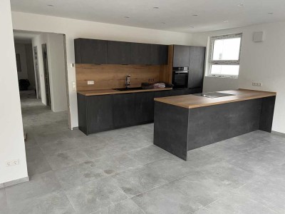 Attraktive 4,5-Zimmer-EG-Wohnung mit luxuriöser Innenausstattung mit Einbauküche in Bad Überkingen