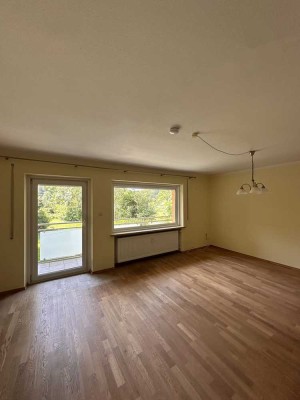 Helle 4-Zimmer-Wohnung mit Balkon & Garage in ruhiger Zweifamilienhaus-Lage (ca. 90 m2)