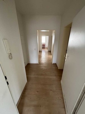 Helle 4 ZKB mit Balkon, Einbauküche und Gäste WC in der Innenstadt