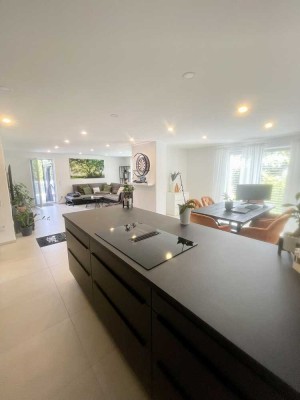 Hochwertig ausgestattete (Dach-) Terrassenwohnung in Lappersdorf, EBK, Spots, FBH,