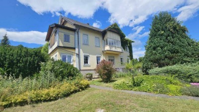 **Villa mit Türmchen in bester Lage ** 2 Wohneinheiten ** parkähnlicher Garten **2 Parzellen **