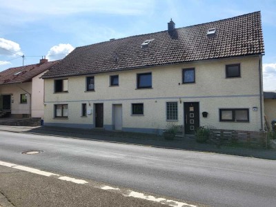 Kapitalanleger !! Mehrfamilienhaus mit 3 Wohneinheiten und großem Garten