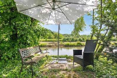 Landschaftliche Idylle: Historisches, französisches Jagd-Chalet mit eigenem Park in absoluter Ruhelage