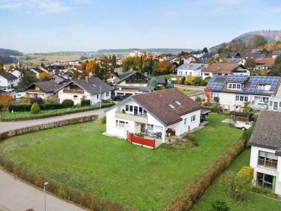gepflegtes Zweifamilienhaus in ruhiger Lage
auf sonnigem, großem - aufteilbarem - Grundstück