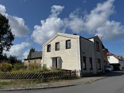 Renovierungsbedürftiges Zweifamilienhaus mit großem Potenzial