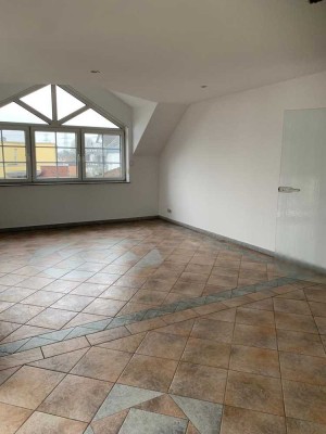 Gepflegte 3-Raum-DG-Wohnung mit Balkon in Troisdorf