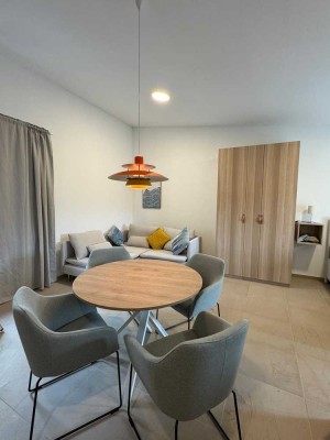 Hochwertige, frisch sanierte, voll möblierte Wohnung zentrumsnah zu vermieten