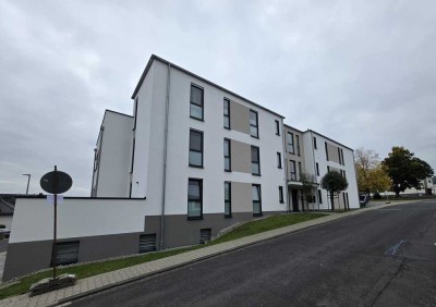 Neuwertige  2-Zimmer-Erdgeschosswohnung mit großer Terrasse und EBK in 65604 Elz vom Eigentümer!