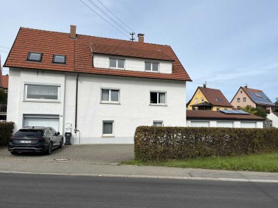 Geräumiges 8-Zimmer Haus mit 4 Garagen und 2 weitern Bauplätzen in Meßstetten