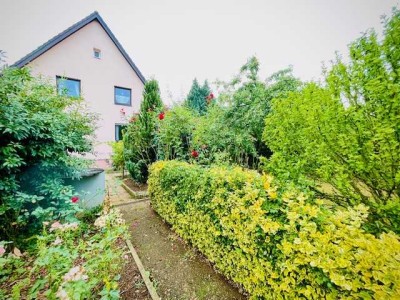 Familienglück im Grünen – Zweifamilienhaus mit großem Gartenparadies