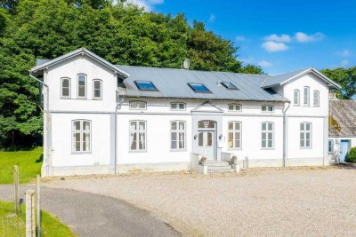 Stilvolles und klassisches Herrenhaus in gutem Zustand und Traumlage bei Ladelund