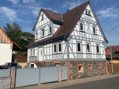 Top renoviertes Landhaus mit vielseitiger Scheune und schönem Naturstein Außenbereich.
