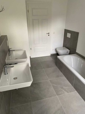 Hochwertige 4-Zimmer-Wohnung mit zwei Bädern und zwei Balkonen