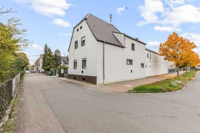 Charmantes Ein- bis Zweifamilienhaus mit renovierter Wohnung, Garten und Garage in Lingenfeld