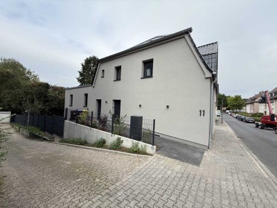 Attraktive 4,5-Zimmer-Wohnung mit gehobener Innenausstattung und Balkon in Zweifamilienhaus