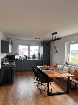 Stylische Neubauwohnung mit großzügigem Wohn-Essbereich und Abendsonne