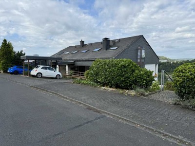 Wohlfühlen von der 1. Minute an - Elegante 4 Zi.-Küche-Bad-Balkon-Wohnung in Siegen