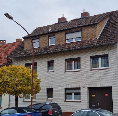Investment: Dreifamilienhaus mit drei Garagen und Garten in Schöningen